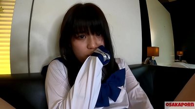 18 歲的日本女孩，小山雀用手指他媽的和性玩具噴射和高潮。穿著學校 cosplay 服裝的亞洲女孩在業餘視頻中進行口交。毛 7 大阪。